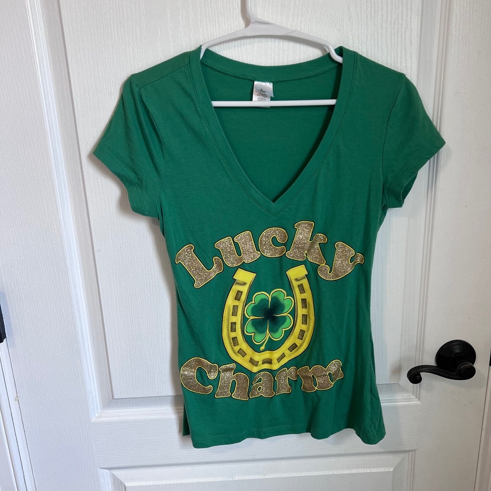 Green St Patricks Day Lucky Charm Glitter Horseshoe V-Neck Graphic T-Shirt M